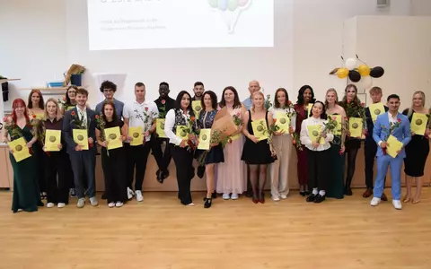 Neue Pflegefachkräfte starten am UKGM / Absolventinnen und Absolventen der Elisabeth-von-Thüringen-Akademie feiern erfolgreich bestandenes Examen - viele bleiben am Standort Marburg - Foto: presseportal.de