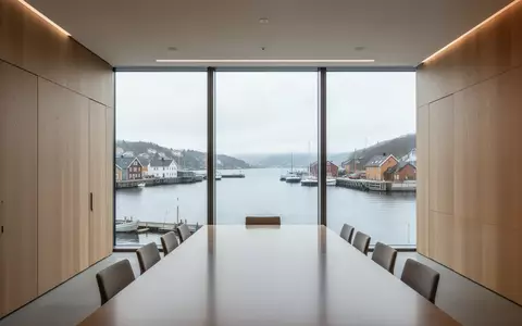 Ein minimalistisches, modernes Büro in Skandinavien mit Blick auf einen Hafen, das Ordnung und Struktur vermittelt. - Foto: über boerse-global.de