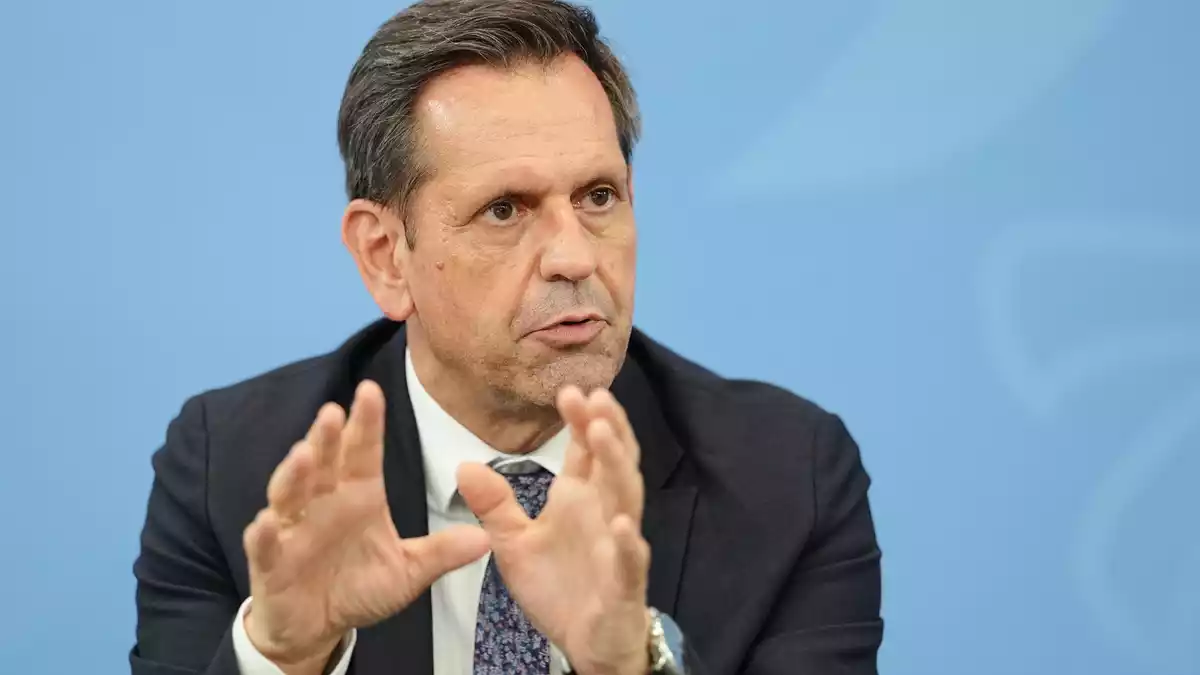 Im Zweifel muss die Übergewinnsteuer national möglich sein, so Lies. (Archivbild) - Bild: Kay Nietfeld/dpa