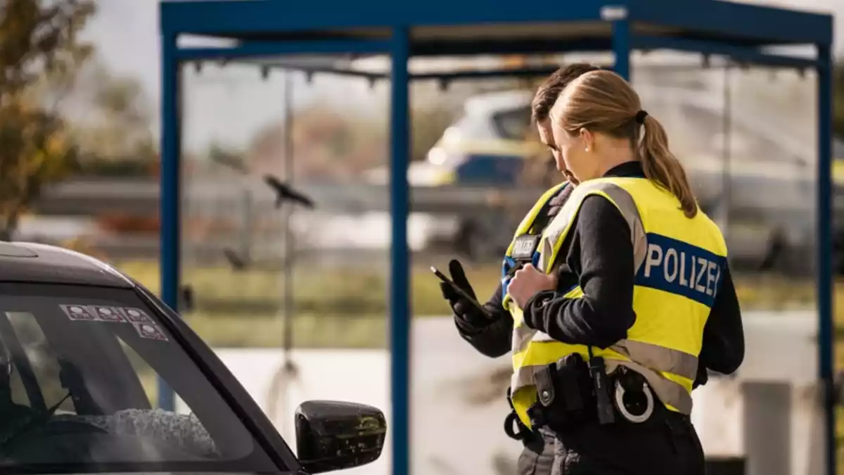 Bundespolizeidirektion München: Ausweis-Schwindel und Wiedereinreisesperre/ Bundespolizei händigt Strafbefehl aus und schiebt Rumänen zurück - Bild: presseportal.de