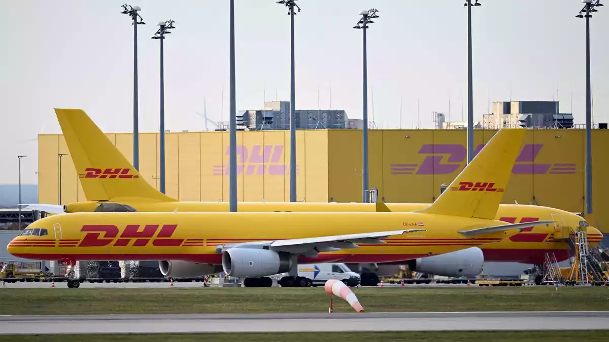 Am 20. Juli 2024 entzündete sich ein mit einem Brandsatz präpariertes Luftfrachtpaket im DHL-Logistikzentrum am Flughafen Leipzig/Halle kurz vor der Verladung in ein Frachtflugzeug. Nur wegen einer Verspätung der Maschine geschah dies noch am Boden. (Symbolbild) - Bild: Hendrik Schmidt/dpa