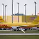 Am 20. Juli 2024 entzündete sich ein mit einem Brandsatz präpariertes Luftfrachtpaket im DHL-Logistikzentrum am Flughafen Leipzig/Halle kurz vor der Verladung in ein Frachtflugzeug. Nur wegen einer Verspätung der Maschine geschah dies noch am Boden. (Symbolbild) - Bild: Hendrik Schmidt/dpa