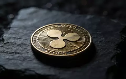 Ein einzelnes digitales XRP-Symbol auf einer dunklen Schieferplatte in stimmungsvollem, schattigem Licht. - Foto: über boerse-global.de
