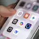 KI-Anwender in Deutschland vertrauen Chatbots auch sensible Informationen an.  - Bild: Philip Dulian/dpa/dpa-tmn