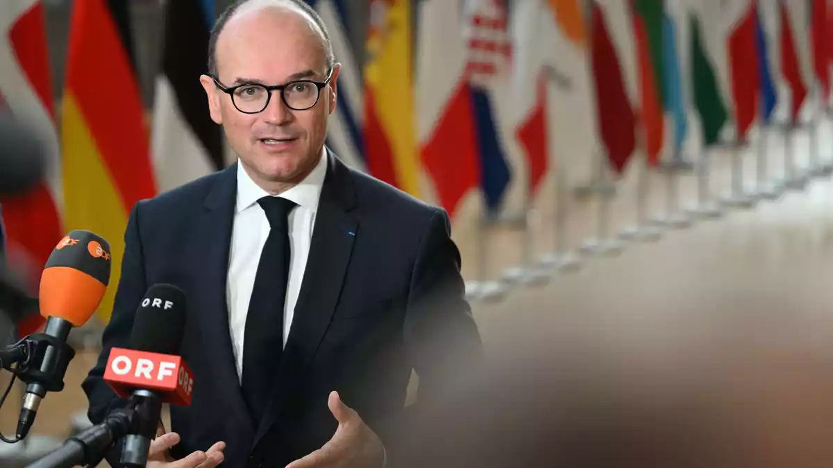 Frankreichs Minister Sébastien Martin in Brüssel: «Made in Europe, das heißt Europa.» - Bild: Jennifer Brückner/dpa