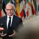 Frankreichs Minister Sébastien Martin in Brüssel: «Made in Europe, das heißt Europa.» - Bild: Jennifer Brückner/dpa