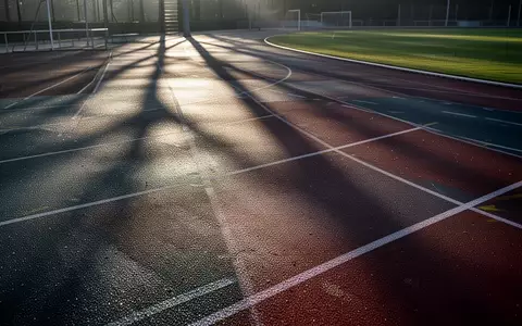 Leere, moderne Leichtathletikbahn am frühen Morgen mit langen Schatten - Foto: über boerse-global.de