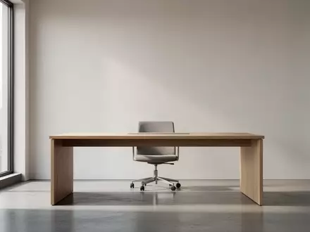 Ein minimalistischer, leerer Büroarbeitsplatz mit einem Holztisch und weichem Tageslicht. - Foto: über boerse-global.de