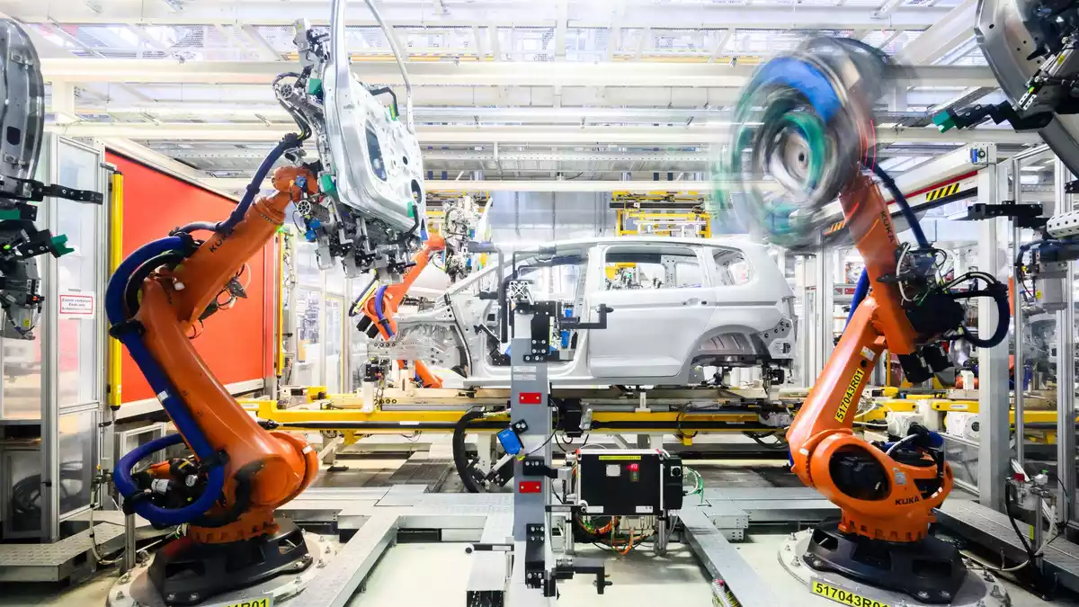 Die Autoindustrie ist hierzulande ein wichtiger Abnehmer von Industrierobotern. (Archivbild) - Bild: Julian Stratenschulte/dpa