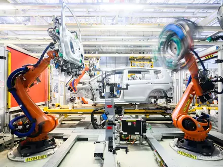 Die Autoindustrie ist hierzulande ein wichtiger Abnehmer von Industrierobotern. (Archivbild) - Foto: Julian Stratenschulte/dpa