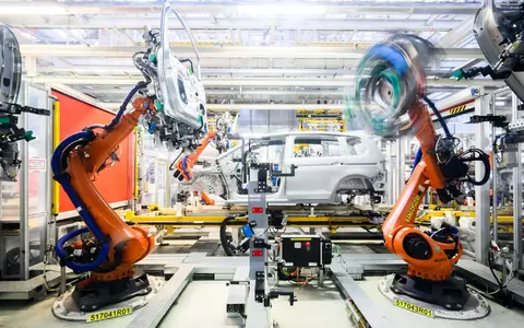 Die Autoindustrie ist hierzulande ein wichtiger Abnehmer von Industrierobotern. (Archivbild) - Foto: Julian Stratenschulte/dpa