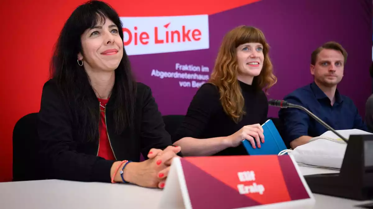 In der neuen, deutlich größeren Linke-Fraktion im Berliner Abgeordnetenhaus tragen die Co-Fraktionsvorsitzenden Elif Eralp (li.) und den beiden Parteivorsitzenden Kerstin Wolter (M) und Maximilian Schirmer (r) viel Verantwortung. (Archiv)  - Bild: Bernd von Jutrczenka/dpa