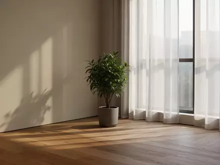 Ein ruhiger, sonnendurchfluteter Raum mit einer Pflanze und weichen Schatten auf einem Holzboden. - Foto: über boerse-global.de