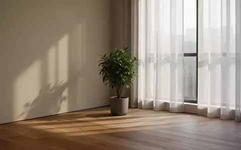 Ein ruhiger, sonnendurchfluteter Raum mit einer Pflanze und weichen Schatten auf einem Holzboden. - Foto: über boerse-global.de