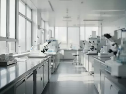 Ein minimalistisch gestalteter, heller Laborflur mit medizinischer Ausstattung in einer Forschungseinrichtung. - Foto: über boerse-global.de