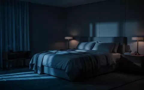 Ein schlichtes, in sanftes blaues Licht getauchtes Schlafzimmer bei Nacht, das Ruhe und Erholung vermittelt. - Foto: über boerse-global.de