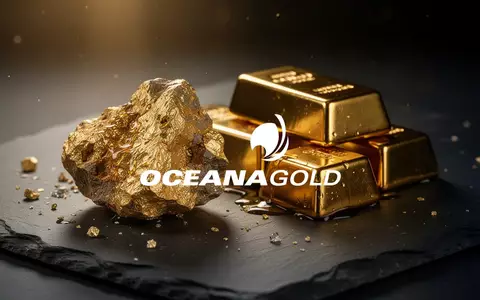 Glimmendes Golderz und Goldbarren auf einer dunklen Oberfläche als Symbol für die Goldminenindustrie. - Foto: über boerse-global.de