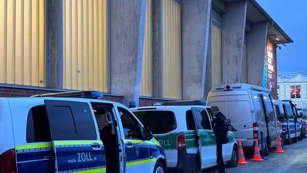 HZA-KI: Zoll kontrolliert erneut Sicherheitskräfte bei Fußballspiel - Auch Nachprüfung deckt zahlreiche Verstöße auf - Bild: presseportal.de