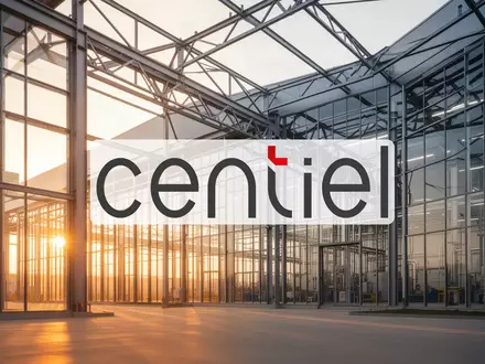 Moderne Produktionsstätte in einem hellen, architektonisch ansprechenden Industrieumfeld bei Sonnenlicht. - Foto: über boerse-global.de