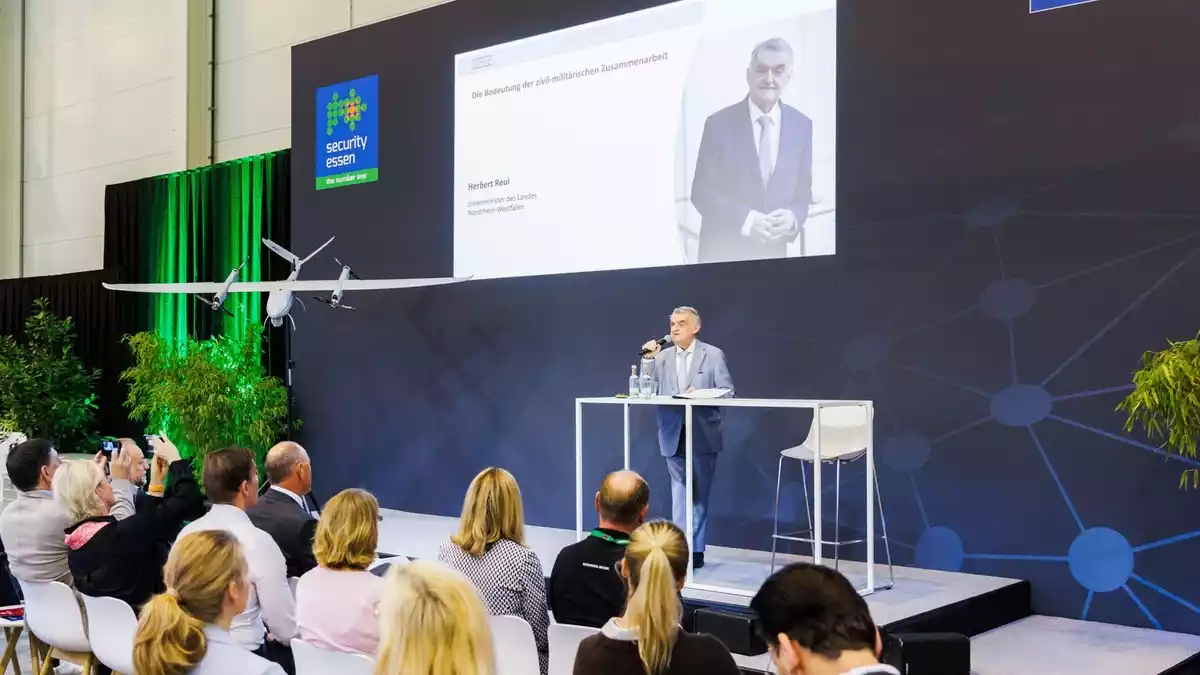 Herbert Reul besuchte Security Essen 2026 / NRW-Innenminister sprach auf der Europäischen Drohnen-Fachtagung - Bild: presseportal.de