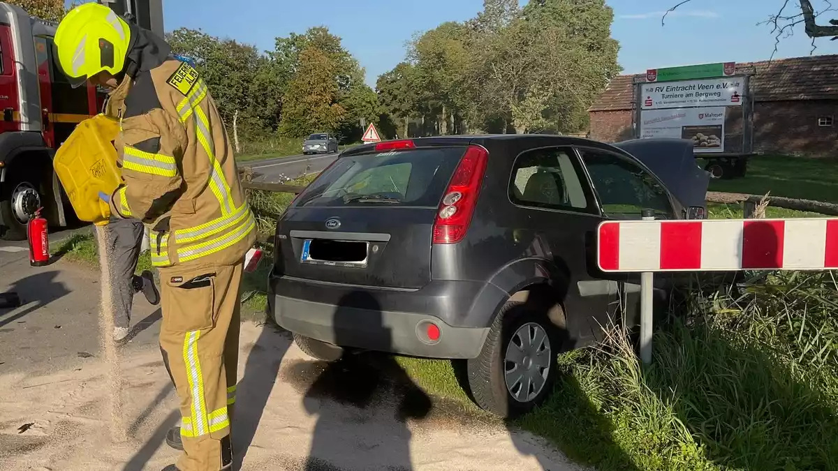FW Alpen: Verkehrsunfall auf Veener Ampelkreuzung - Bild: presseportal.de