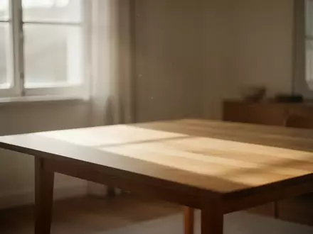 Ein minimalistischer, lichtdurchfluteter Raum mit einem Holztisch in einer ruhigen, modernen Umgebung. - Foto: über boerse-global.de