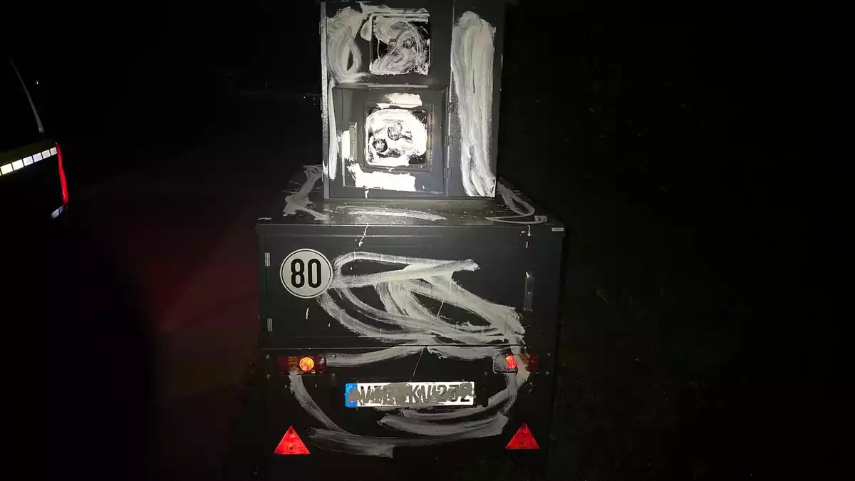 POL-VIE: Willich-Neersen: Anhänger für Geschwindigkeitsmessungen beschmiert und beschädigt - Bild: Foto, presseportal.de