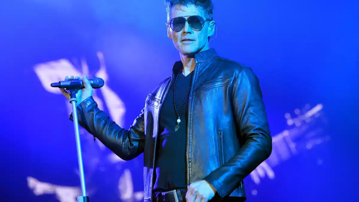 In den 80er Jahren ein Frauenschwarm: a-ha-Sänger Morten Harket. Hier zu sehen bei einem Konzert 2016. (Archivbild) - Bild: Walter Bieri/dpa