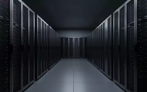 Moderne, minimalistische Serverraum-Architektur mit symmetrischen Serverschränken in einer kühlen, professionellen Umgebung. - Foto: über boerse-global.de