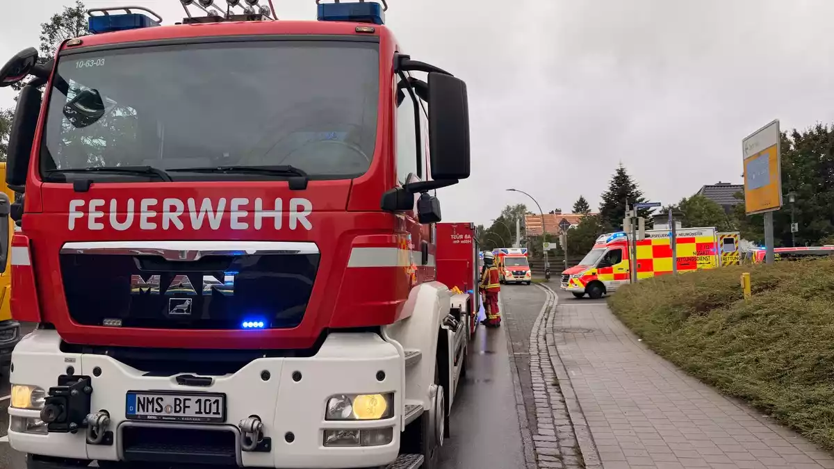 FW Neumünster: Schwerverletzter Radfahrer nach Verkehrsunfall mit LKW - Bild: presseportal.de