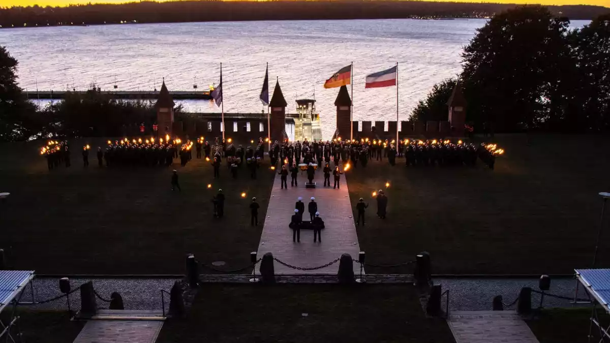 Führungswechsel an der Spitze der Deutschen Marine - Großer Zapfenstreich zum Abschied von Vizeadmiral Kaack und zur Übergabe des Kommandos an Konteradmiral Abry - Bild: presseportal.de