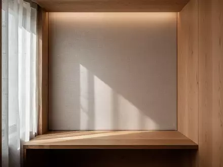 Ein minimalistischer, ruhiger Rückzugsort mit warmen Holzelementen und sanftem, natürlichem Lichteinfall. - Foto: über boerse-global.de