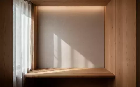 Ein minimalistischer, ruhiger Rückzugsort mit warmen Holzelementen und sanftem, natürlichem Lichteinfall. - Foto: über boerse-global.de