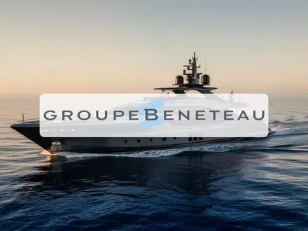 Eine luxuriöse Yacht auf ruhigem, blauem Wasser bei Sonnenuntergang als Symbol für die wirtschaftliche Erholung. - Foto: über boerse-global.de
