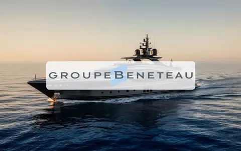 Eine luxuriöse Yacht auf ruhigem, blauem Wasser bei Sonnenuntergang als Symbol für die wirtschaftliche Erholung. - Foto: über boerse-global.de