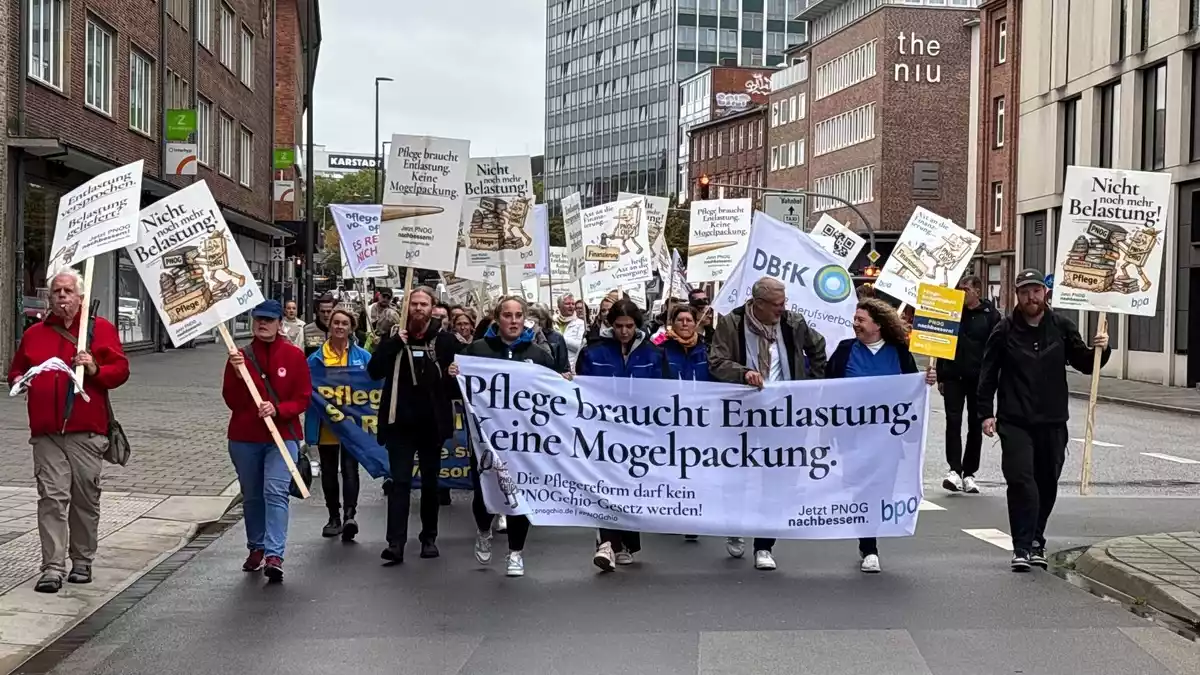 1.000 Pflegekräfte und Unternehmer machen in Kiel gegen Pflegeneuordnungsgesetz mobil / Gemeinsamer Protest von bpa, DBfK und IGAP gegen Ungleichbehandlungen und drohende Versorgungsdefizite - Bild: presseportal.de
