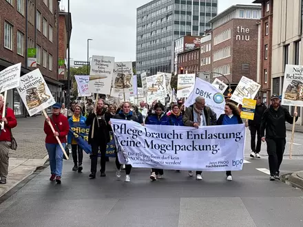 1.000 Pflegekräfte und Unternehmer machen in Kiel gegen Pflegeneuordnungsgesetz mobil / Gemeinsamer Protest von bpa, DBfK und IGAP gegen Ungleichbehandlungen und drohende Versorgungsdefizite - Foto: presseportal.de