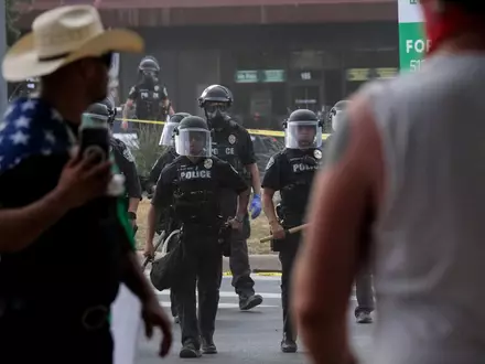 Amnesty International hat einen Bericht zu Menschenrechtsverletzungen durch die US-Einwanderungsbehörde ICE veröffentlicht. - Foto: Joel Angel Juarez/AP/dpa