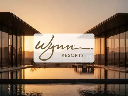 Moderne luxuriöse Hotelarchitektur in einer Wüstenlandschaft bei Sonnenuntergang. - Foto: über boerse-global.de