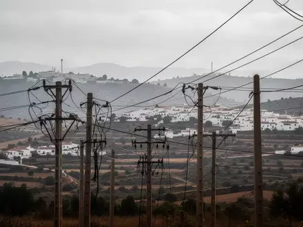 Landschaft mit Strommasten und Telefonleitungen in einer ländlichen Region der spanischen Provinz Málaga. - Foto: über boerse-global.de