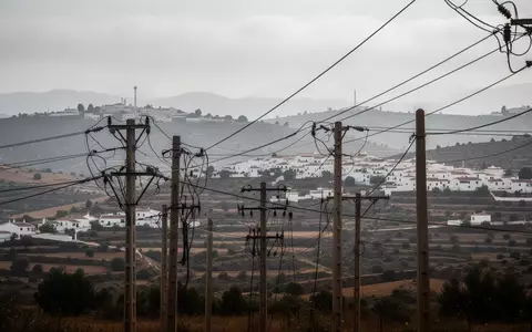 Landschaft mit Strommasten und Telefonleitungen in einer ländlichen Region der spanischen Provinz Málaga. - Foto: über boerse-global.de