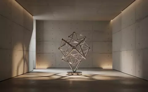 Minimalistische Architektur mit einer abstrakten, geometrischen Metallskulptur in einem hellen, ruhigen Raum. - Foto: über boerse-global.de
