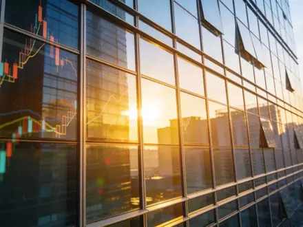 Moderne Glasfassade eines Wolkenkratzers im Sonnenaufgang als Symbol für internationalen Markterfolg - Foto: über boerse-global.de