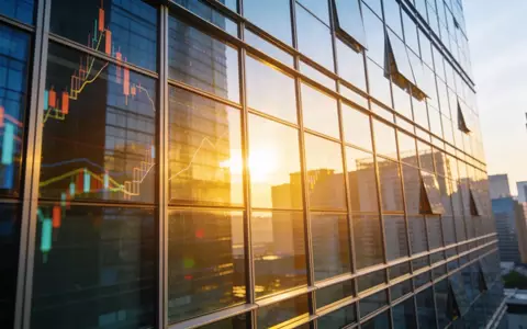Moderne Glasfassade eines Wolkenkratzers im Sonnenaufgang als Symbol für internationalen Markterfolg - Foto: über boerse-global.de