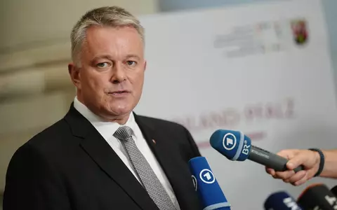 Der rheinland-pfälzische Regierungschef Gordon Schnieder bleibt länger Vorsitzender der Ministerpräsidentenkonferenz. (Archivfoto) - Foto: Kay Nietfeld/dpa