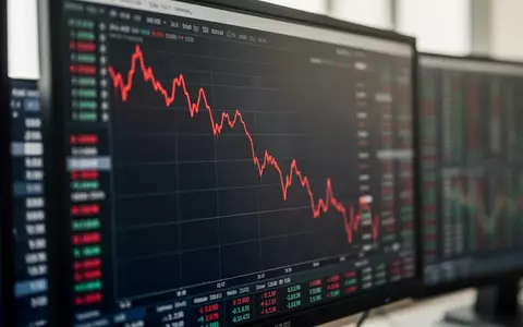 Ein unscharfer Bildschirm mit einer fallenden roten Trendlinie in einer Finanzumgebung. - Foto: über boerse-global.de