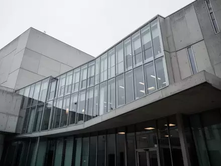 Moderne, minimalistische Architektur eines Regierungsgebäudes in Deutschland unter bewölktem Himmel. - Foto: über boerse-global.de