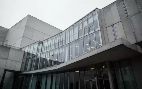 Moderne, minimalistische Architektur eines Regierungsgebäudes in Deutschland unter bewölktem Himmel. - Foto: über boerse-global.de