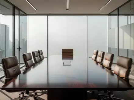 Ein moderner, leerer Konferenzraum mit einem polierten Holztisch und natürlichem Lichteinfall. - Foto: über boerse-global.de