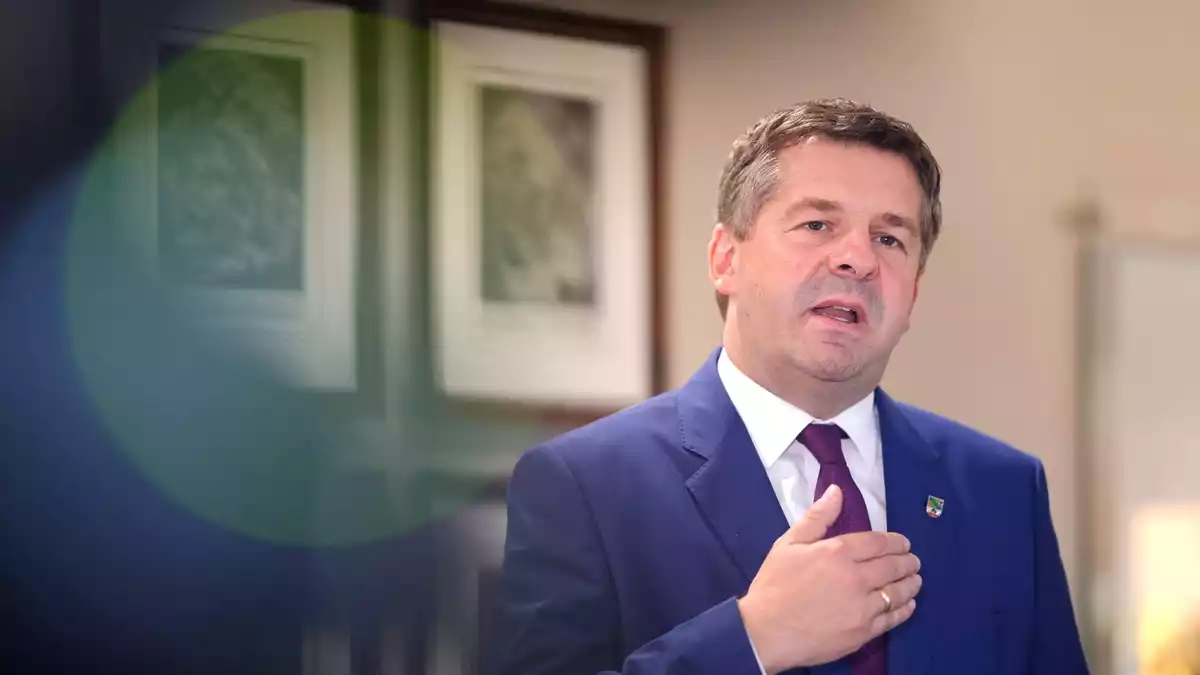 Sven Schulze, Noch-Ministerpräsident von Sachsen-Anhalt, hatte sich nach der Landtagswahl in einem Brief an Schnieder gewandt. (Archivbild) - Bild: Matthias Bein/dpa